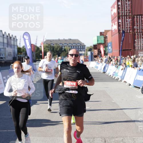 03.10.2025 - Köhlbrandbrückenlauf Jannik Wohlers http://msf.ph/oto/9070076 03.10.2025 13:14:17 Ziel 4313, 4437, 4569, 4641, 4728, 4776, 4785, 4809, 4888, 5282, 6327, 6418, 6735 meine-sportfotos.de
