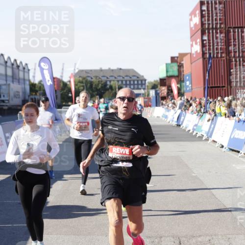 03.10.2025 - Köhlbrandbrückenlauf Jannik Wohlers http://msf.ph/oto/9070080 03.10.2025 13:14:17 Ziel 4313, 4437, 4569, 4641, 4728, 4776, 4785, 4809, 4888, 5282, 6327, 6418, 6735 meine-sportfotos.de