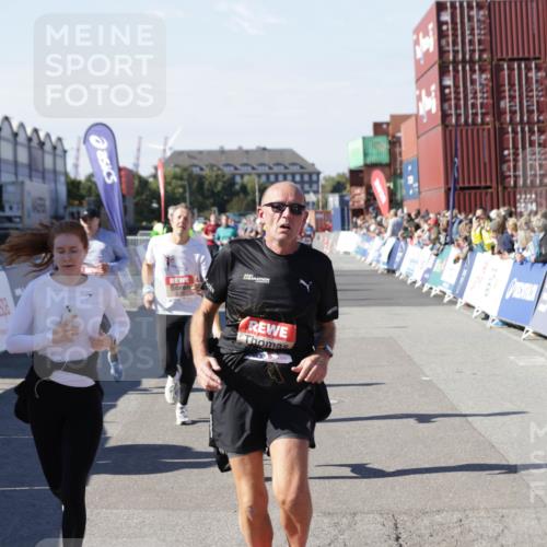 03.10.2025 - Köhlbrandbrückenlauf Jannik Wohlers http://msf.ph/oto/9070087 03.10.2025 13:14:17 Ziel 4313, 4437, 4569, 4641, 4728, 4776, 4785, 4809, 4888, 5282, 6327, 6418, 6735 meine-sportfotos.de