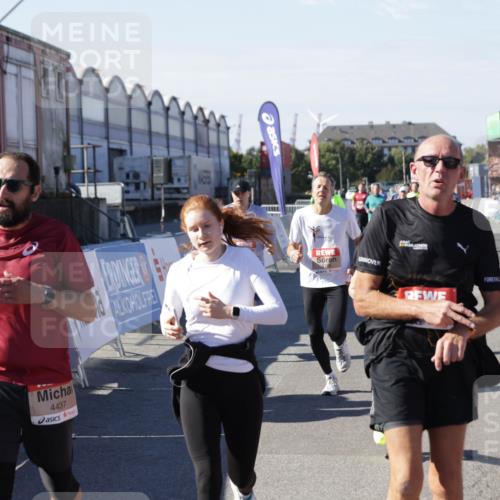 03.10.2025 - Köhlbrandbrückenlauf Jannik Wohlers http://msf.ph/oto/9070089 03.10.2025 13:14:17 Ziel 4313, 4437, 4569, 4641, 4728, 4776, 4785, 4809, 4888, 5282, 6327, 6418, 6735 meine-sportfotos.de