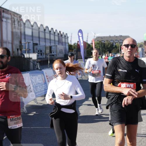 03.10.2025 - Köhlbrandbrückenlauf Jannik Wohlers http://msf.ph/oto/9070093 03.10.2025 13:14:17 Ziel 4313, 4437, 4569, 4641, 4728, 4776, 4785, 4809, 4888, 5282, 6327, 6418, 6735 meine-sportfotos.de