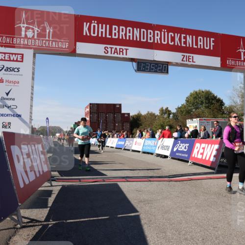 03.10.2025 - Köhlbrandbrückenlauf Lena Gebhardt http://msf.ph/oto/9070097 03.10.2025 13:35:20 Ziel 4434, 4886, 4949, 5279, 5360, 5412, 5548, 5575, 6204, 6205, 6358, 6547 meine-sportfotos.de