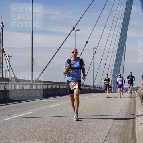 03.10.2025 - Köhlbrandbrückenlauf Michael Burmester http://msf.ph/oto/9070103 03.10.2025 12:33:16 Position 2 4017 meine-sportfotos.de