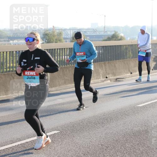 03.10.2025 - Köhlbrandbrückenlauf Lena Gebhardt http://msf.ph/oto/9070106 03.10.2025 09:24:18 Position 1 1971 meine-sportfotos.de