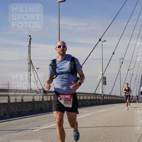 03.10.2025 - Köhlbrandbrückenlauf Michael Burmester http://msf.ph/oto/9070123 03.10.2025 12:33:17 Position 2 4017 meine-sportfotos.de