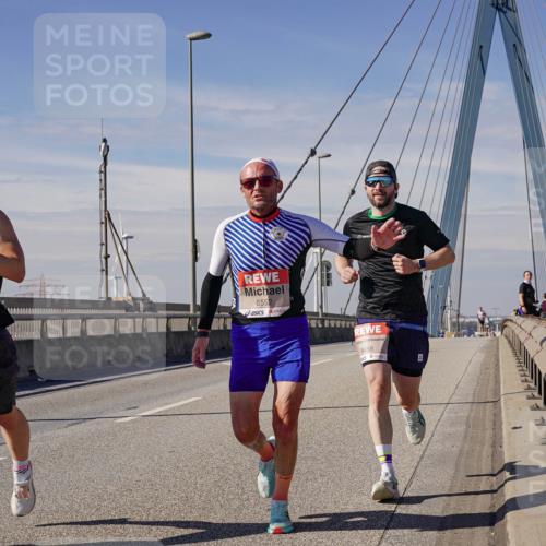 03.10.2025 - Köhlbrandbrückenlauf Michael Burmester http://msf.ph/oto/9070150 03.10.2025 12:33:23 Position 2 4092, 6552, 6458, 292 meine-sportfotos.de