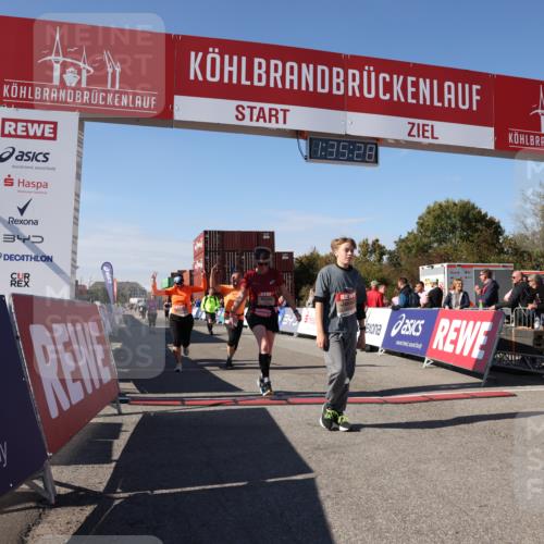 03.10.2025 - Köhlbrandbrückenlauf Lena Gebhardt http://msf.ph/oto/9070232 03.10.2025 13:35:28 Ziel 4434, 4440, 4886, 4949, 5140, 5279, 5356, 5517, 5539, 5548, 5575, 6283, 6358, 6411 meine-sportfotos.de
