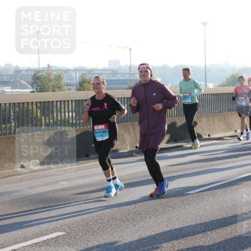 03.10.2025 - Köhlbrandbrückenlauf Lena Gebhardt http://msf.ph/oto/9070255 03.10.2025 09:24:21 Position 1 1927, 1978, 2421 meine-sportfotos.de