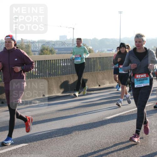 03.10.2025 - Köhlbrandbrückenlauf Lena Gebhardt http://msf.ph/oto/9070332 03.10.2025 09:24:22 Position 1 1, 1978, 2421, 2180, 3676 meine-sportfotos.de