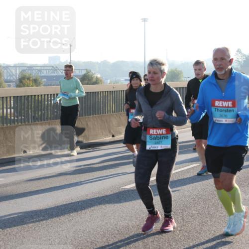 03.10.2025 - Köhlbrandbrückenlauf Lena Gebhardt http://msf.ph/oto/9070362 03.10.2025 09:24:22 Position 1 2421, 3676 meine-sportfotos.de