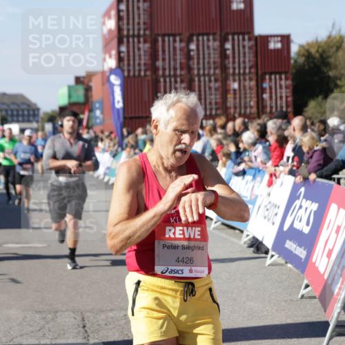03.10.2025 - Köhlbrandbrückenlauf Jannik Wohlers http://msf.ph/oto/9070391 03.10.2025 13:14:26 Ziel 4400, 4426, 4437, 4569, 4776, 4888, 5132, 5282, 5782, 5805, 5902, 5903, 6012, 6327, 6418, 6512 meine-sportfotos.de