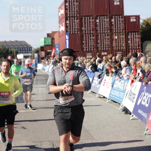 03.10.2025 - Köhlbrandbrückenlauf Jannik Wohlers http://msf.ph/oto/9070400 03.10.2025 13:14:28 Ziel 4259, 4400, 4426, 4776, 5132, 5282, 5782, 5805, 5902, 5903, 6012, 6512 meine-sportfotos.de
