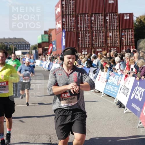 03.10.2025 - Köhlbrandbrückenlauf Jannik Wohlers http://msf.ph/oto/9070408 03.10.2025 13:14:28 Ziel 4259, 4400, 4426, 4776, 5132, 5282, 5782, 5805, 5902, 5903, 6012, 6512 meine-sportfotos.de