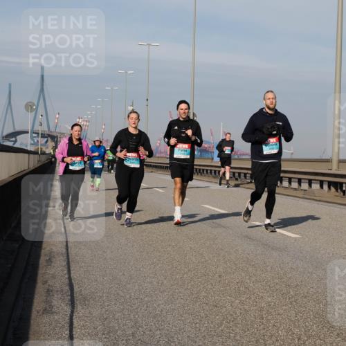 03.10.2025 - Köhlbrandbrückenlauf Fabian Wolf http://msf.ph/oto/9070443 03.10.2025 10:12:32 Position 3 3566, 3565, 2838 meine-sportfotos.de