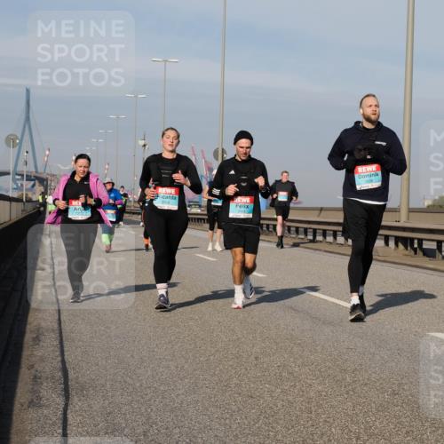 03.10.2025 - Köhlbrandbrückenlauf Fabian Wolf http://msf.ph/oto/9070482 03.10.2025 10:12:33 Position 3 2370, 3566, 3565, 2838 meine-sportfotos.de