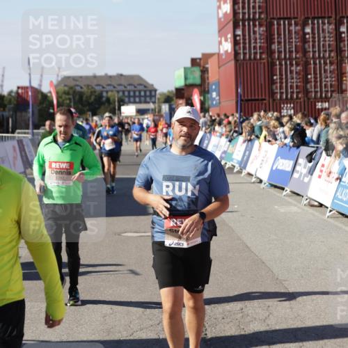 03.10.2025 - Köhlbrandbrückenlauf Jannik Wohlers http://msf.ph/oto/9070495 03.10.2025 13:14:31 Ziel 4259, 4400, 4426, 4509, 4684, 4788, 5132, 5249, 5782, 5805, 5902, 5903, 6012, 6512 meine-sportfotos.de