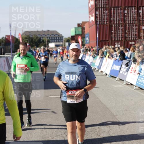03.10.2025 - Köhlbrandbrückenlauf Jannik Wohlers http://msf.ph/oto/9070497 03.10.2025 13:14:31 Ziel 4259, 4400, 4426, 4509, 4684, 4788, 5132, 5249, 5782, 5805, 5902, 5903, 6012, 6512 meine-sportfotos.de