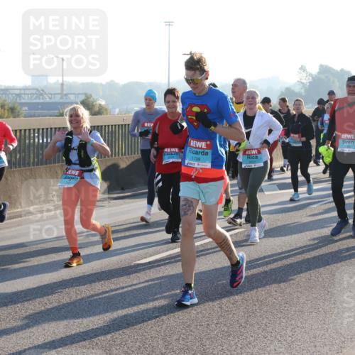 03.10.2025 - Köhlbrandbrückenlauf Lena Gebhardt http://msf.ph/oto/9070501 03.10.2025 09:24:24 Position 1 1579, 3030, 1709, 3031 meine-sportfotos.de