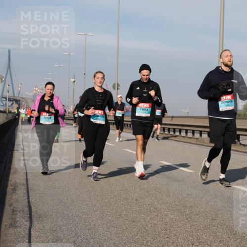 03.10.2025 - Köhlbrandbrückenlauf Fabian Wolf http://msf.ph/oto/9070506 03.10.2025 10:12:34 Position 3 2370, 3565, 2838 meine-sportfotos.de