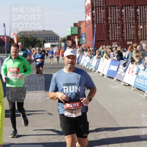 03.10.2025 - Köhlbrandbrückenlauf Jannik Wohlers http://msf.ph/oto/9070510 03.10.2025 13:14:31 Ziel 4259, 4400, 4426, 4509, 4684, 4788, 5132, 5249, 5782, 5805, 5902, 5903, 6012, 6512 meine-sportfotos.de