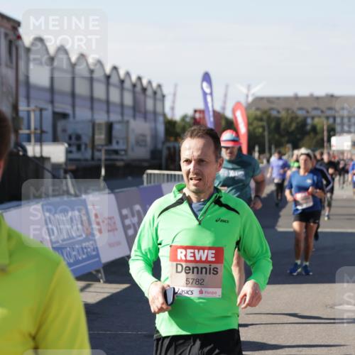 03.10.2025 - Köhlbrandbrückenlauf Jannik Wohlers http://msf.ph/oto/9070534 03.10.2025 13:14:32 Ziel 4259, 4400, 4426, 4509, 4684, 4788, 5132, 5249, 5782, 5805, 5902, 5903, 6012, 6512 meine-sportfotos.de