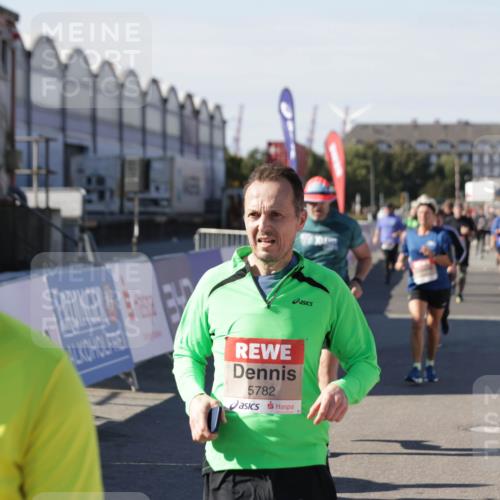 03.10.2025 - Köhlbrandbrückenlauf Jannik Wohlers http://msf.ph/oto/9070539 03.10.2025 13:14:32 Ziel 4259, 4400, 4426, 4509, 4684, 4788, 5132, 5249, 5782, 5805, 5902, 5903, 6012, 6512 meine-sportfotos.de