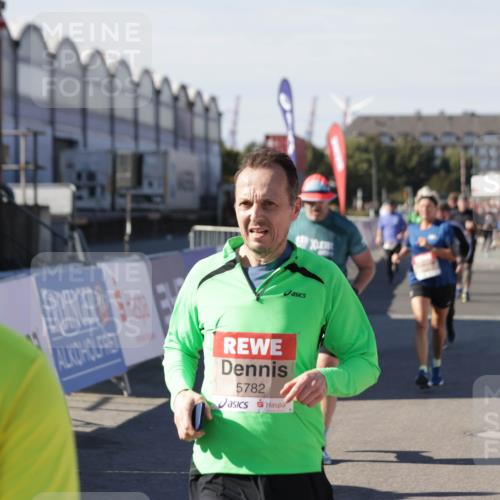03.10.2025 - Köhlbrandbrückenlauf Jannik Wohlers http://msf.ph/oto/9070544 03.10.2025 13:14:32 Ziel 4259, 4400, 4426, 4509, 4684, 4788, 5132, 5249, 5782, 5805, 5902, 5903, 6012, 6512 meine-sportfotos.de