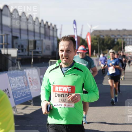 03.10.2025 - Köhlbrandbrückenlauf Jannik Wohlers http://msf.ph/oto/9070546 03.10.2025 13:14:33 Ziel 4259, 4400, 4426, 4509, 4684, 4788, 5132, 5249, 5782, 5805, 5902, 5903, 6012, 6512 meine-sportfotos.de