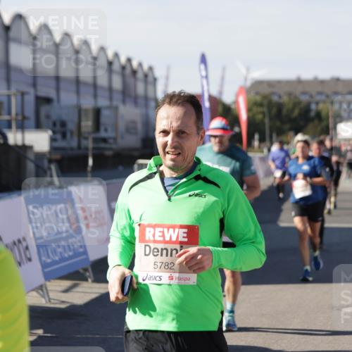 03.10.2025 - Köhlbrandbrückenlauf Jannik Wohlers http://msf.ph/oto/9070550 03.10.2025 13:14:33 Ziel 4259, 4400, 4426, 4509, 4684, 4788, 5132, 5249, 5782, 5805, 5902, 5903, 6012, 6512 meine-sportfotos.de