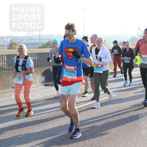 03.10.2025 - Köhlbrandbrückenlauf Lena Gebhardt http://msf.ph/oto/9070552 03.10.2025 09:24:25 Position 1 1579, 3161, 1709, 3031, 3030, 2287 meine-sportfotos.de