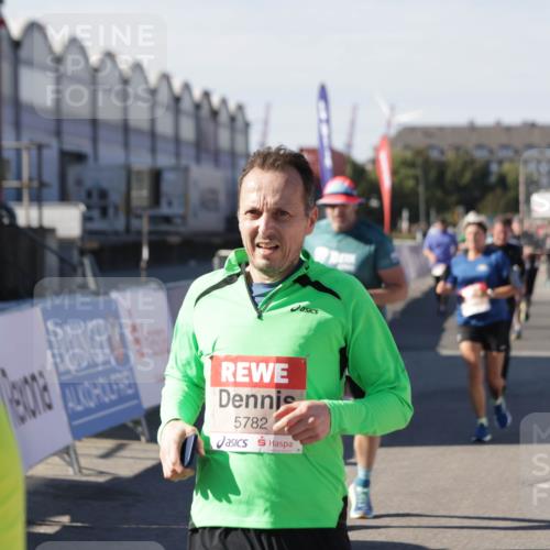 03.10.2025 - Köhlbrandbrückenlauf Jannik Wohlers http://msf.ph/oto/9070557 03.10.2025 13:14:33 Ziel 4259, 4400, 4426, 4509, 4684, 4788, 5132, 5249, 5782, 5805, 5902, 5903, 6012, 6512 meine-sportfotos.de