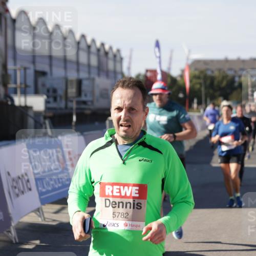 03.10.2025 - Köhlbrandbrückenlauf Jannik Wohlers http://msf.ph/oto/9070561 03.10.2025 13:14:33 Ziel 4259, 4400, 4426, 4509, 4684, 4788, 5132, 5249, 5782, 5805, 5902, 5903, 6012, 6512 meine-sportfotos.de