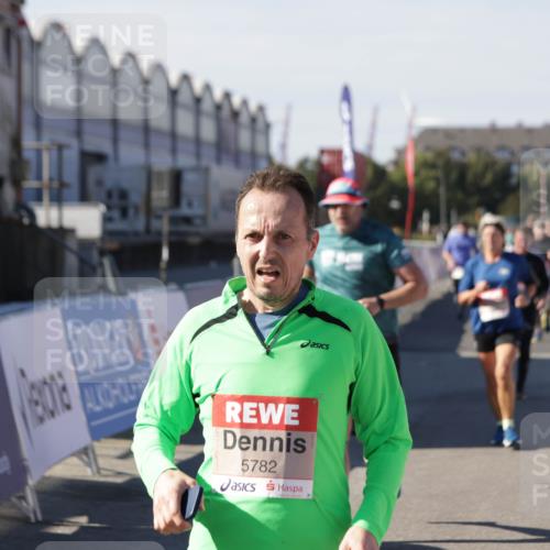 03.10.2025 - Köhlbrandbrückenlauf Jannik Wohlers http://msf.ph/oto/9070565 03.10.2025 13:14:33 Ziel 4259, 4400, 4426, 4509, 4684, 4788, 5132, 5249, 5782, 5805, 5902, 5903, 6012, 6512 meine-sportfotos.de