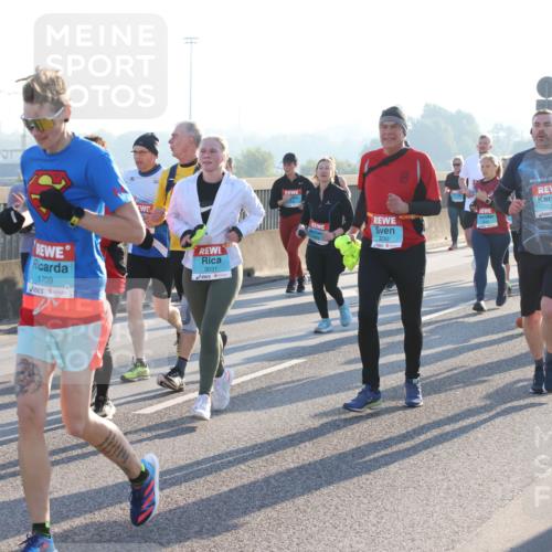 03.10.2025 - Köhlbrandbrückenlauf Lena Gebhardt http://msf.ph/oto/9070570 03.10.2025 09:24:25 Position 1 1709, 3031, 3030, 2287 meine-sportfotos.de