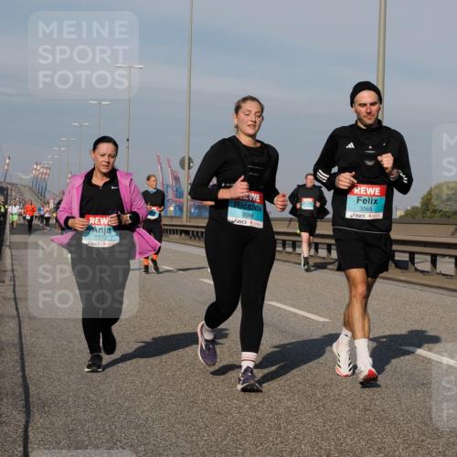 03.10.2025 - Köhlbrandbrückenlauf Fabian Wolf http://msf.ph/oto/9070573 03.10.2025 10:12:36 Position 3 2370, 3566, 3565 meine-sportfotos.de