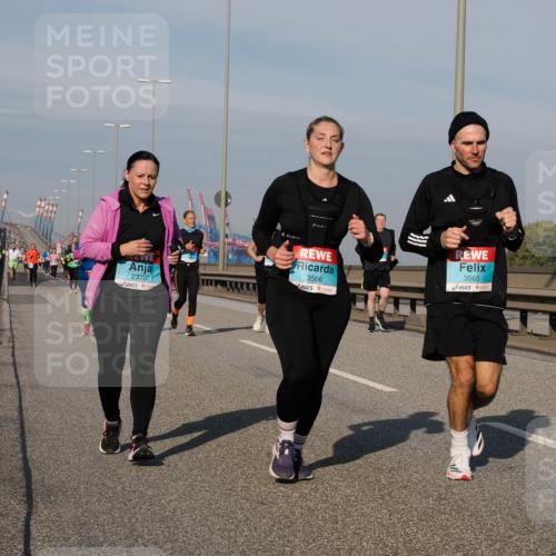 03.10.2025 - Köhlbrandbrückenlauf Fabian Wolf http://msf.ph/oto/9070580 03.10.2025 10:12:36 Position 3 2370, 1, 3566, 3565 meine-sportfotos.de