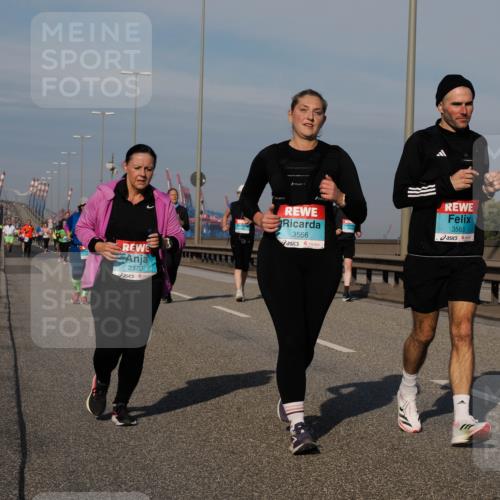 03.10.2025 - Köhlbrandbrückenlauf Fabian Wolf http://msf.ph/oto/9070590 03.10.2025 10:12:36 Position 3 2370, 3566, 3565 meine-sportfotos.de