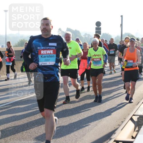 03.10.2025 - Köhlbrandbrückenlauf Lena Gebhardt http://msf.ph/oto/9070683 03.10.2025 09:24:27 Position 1 130, 2287, 2742 meine-sportfotos.de