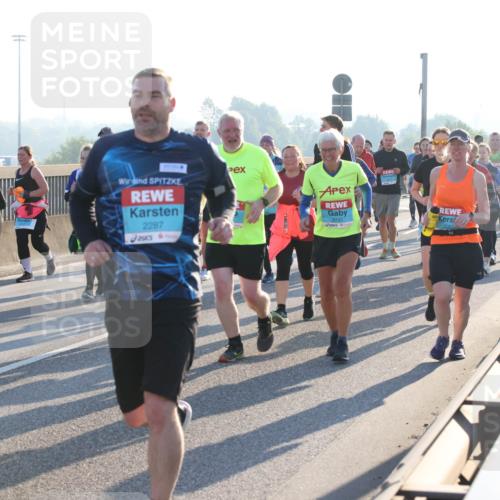 03.10.2025 - Köhlbrandbrückenlauf Lena Gebhardt http://msf.ph/oto/9070688 03.10.2025 09:24:27 Position 1 3730, 2287, 2742, 2065 meine-sportfotos.de