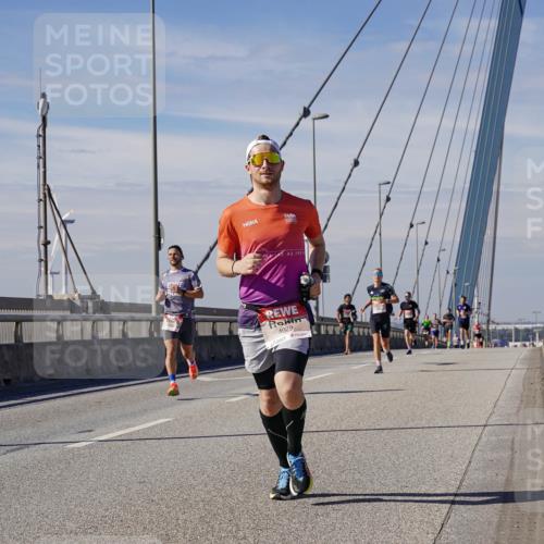 03.10.2025 - Köhlbrandbrückenlauf Michael Burmester http://msf.ph/oto/9070689 03.10.2025 12:35:03 Position 2 42, 1954, 4029 meine-sportfotos.de
