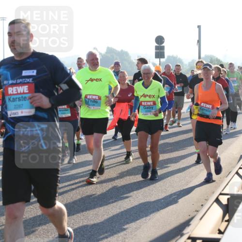 03.10.2025 - Köhlbrandbrückenlauf Lena Gebhardt http://msf.ph/oto/9070693 03.10.2025 09:24:27 Position 1 2287, 2739, 3240, 2742 meine-sportfotos.de
