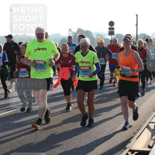 03.10.2025 - Köhlbrandbrückenlauf Lena Gebhardt http://msf.ph/oto/9070743 03.10.2025 09:24:28 Position 1 3240, 2739, 2742 meine-sportfotos.de