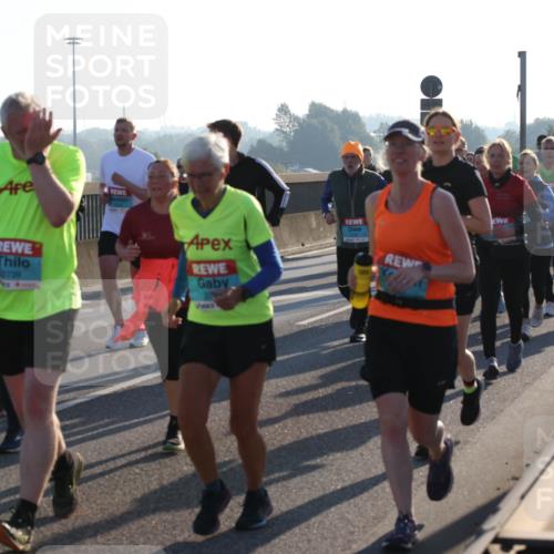 03.10.2025 - Köhlbrandbrückenlauf Lena Gebhardt http://msf.ph/oto/9070759 03.10.2025 09:24:28 Position 1 2739, 19 meine-sportfotos.de