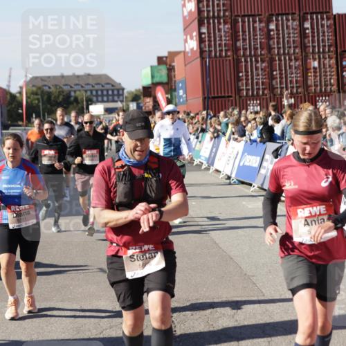 03.10.2025 - Köhlbrandbrückenlauf Jannik Wohlers http://msf.ph/oto/9070810 03.10.2025 13:14:47 Ziel 4202, 4224, 4424, 4533, 4684, 4692, 4788, 4869, 4890, 5525, 5535, 5682, 5686, 5711, 5760, 5761, 5814, 6316, 6344, 6448, 6849 meine-sportfotos.de