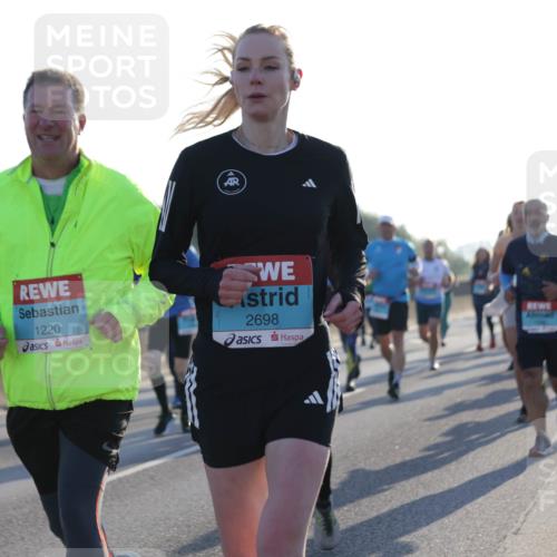 03.10.2025 - Köhlbrandbrückenlauf Jannik Wohlers http://msf.ph/oto/9070811 03.10.2025 09:17:40 Position 3 1220, 2698 meine-sportfotos.de