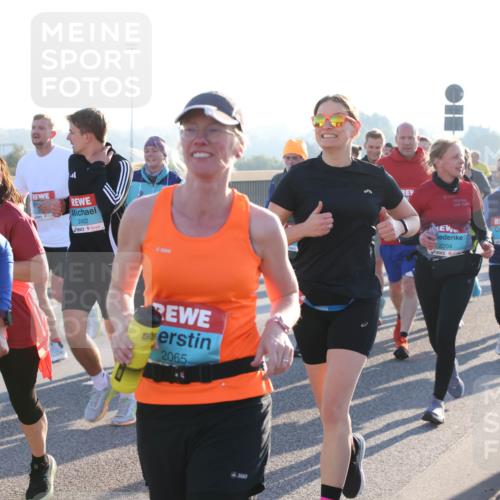 03.10.2025 - Köhlbrandbrückenlauf Lena Gebhardt http://msf.ph/oto/9070830 03.10.2025 09:24:29 Position 1 2422, 2742, 2065, 2204, 3170 meine-sportfotos.de