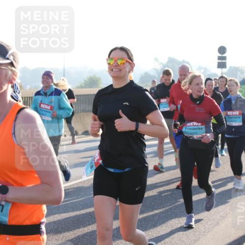 03.10.2025 - Köhlbrandbrückenlauf Lena Gebhardt http://msf.ph/oto/9070859 03.10.2025 09:24:30 Position 1 65, 2204 meine-sportfotos.de