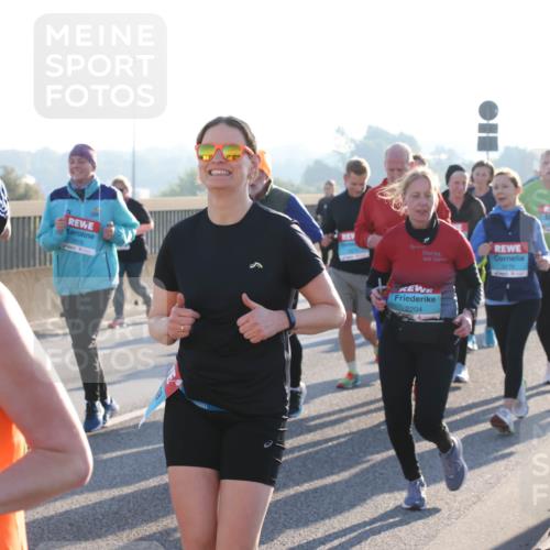 03.10.2025 - Köhlbrandbrückenlauf Lena Gebhardt http://msf.ph/oto/9070872 03.10.2025 09:24:30 Position 1 965, 3170, 2204 meine-sportfotos.de