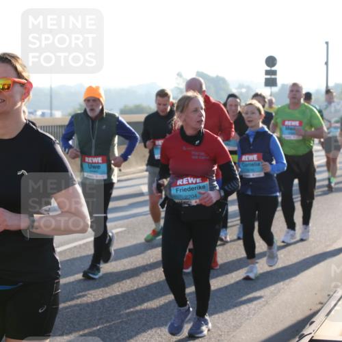 03.10.2025 - Köhlbrandbrückenlauf Lena Gebhardt http://msf.ph/oto/9070892 03.10.2025 09:24:30 Position 1 2204 meine-sportfotos.de