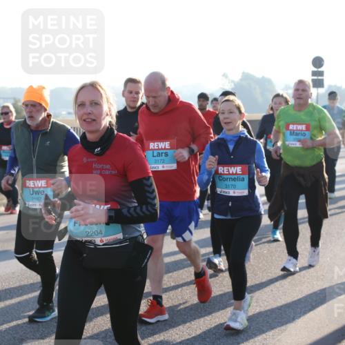 03.10.2025 - Köhlbrandbrückenlauf Lena Gebhardt http://msf.ph/oto/9070932 03.10.2025 09:24:31 Position 1 2187, 3172, 3170, 2204 meine-sportfotos.de